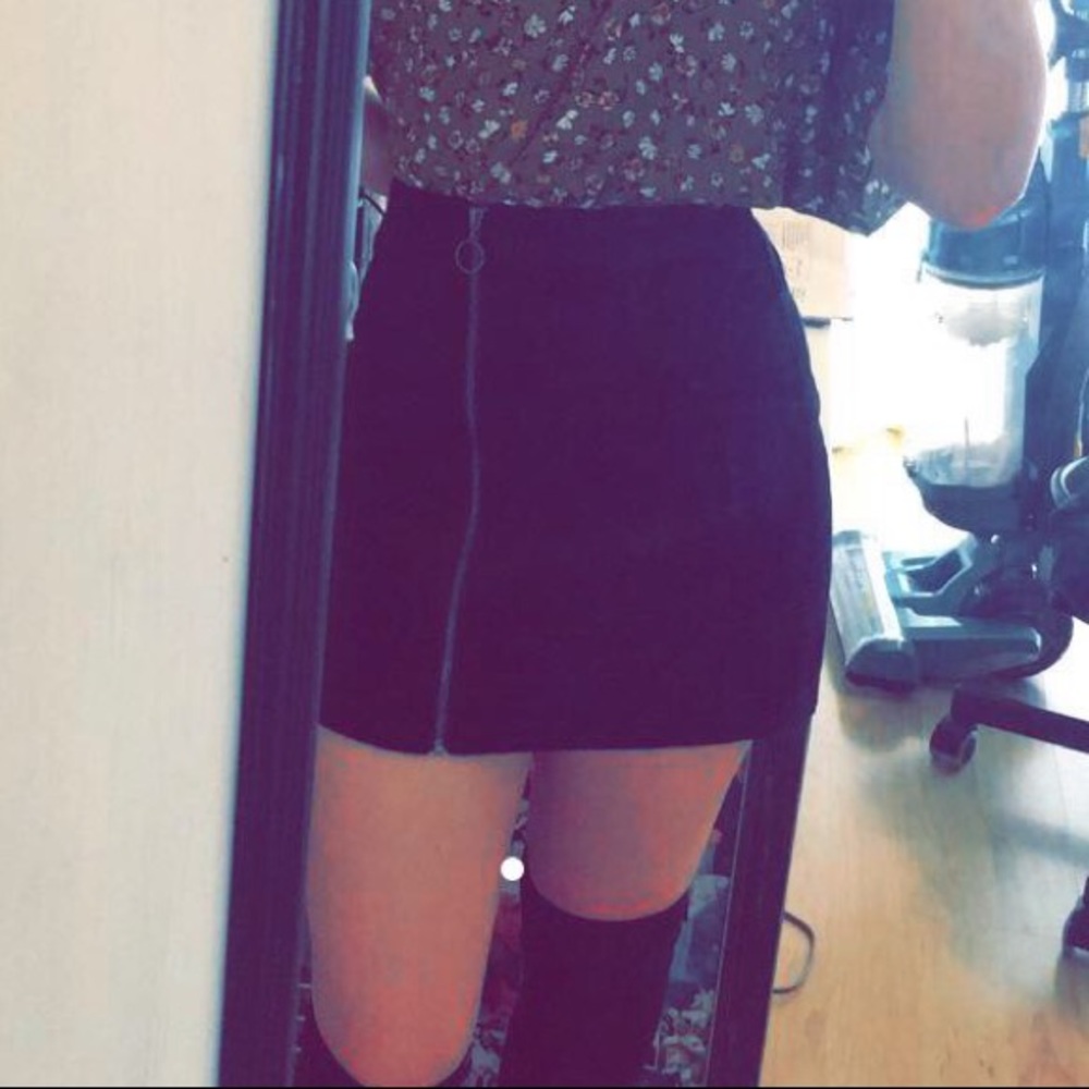FOREVER 21 BLACK FRONT ZIPPERED SKIRT